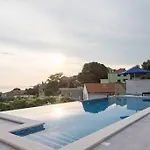 Ana *