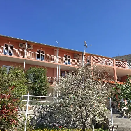 Apartmani Ana Διαμέρισμα *